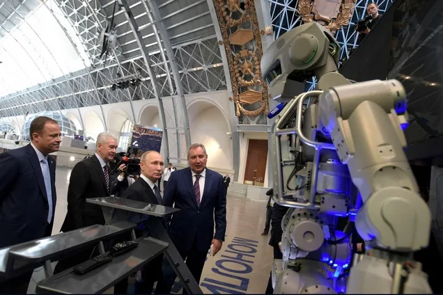 Владимир Путин, Дмитрий Рогозин, Сергей Собянин, Игорь Комаров в павильоне 'Космос' на ВДНХ (Москва)