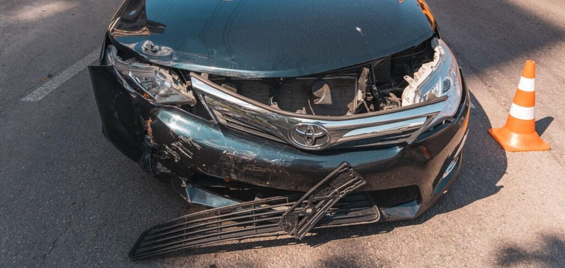 В Днепре на Набережной произошло ДТП: пострадала пассажирка мотоцикла