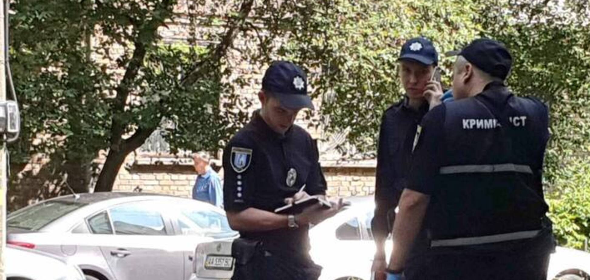 'Усі стіни в крові': з'явилися перші фото з місця вбивства жінки у Києві