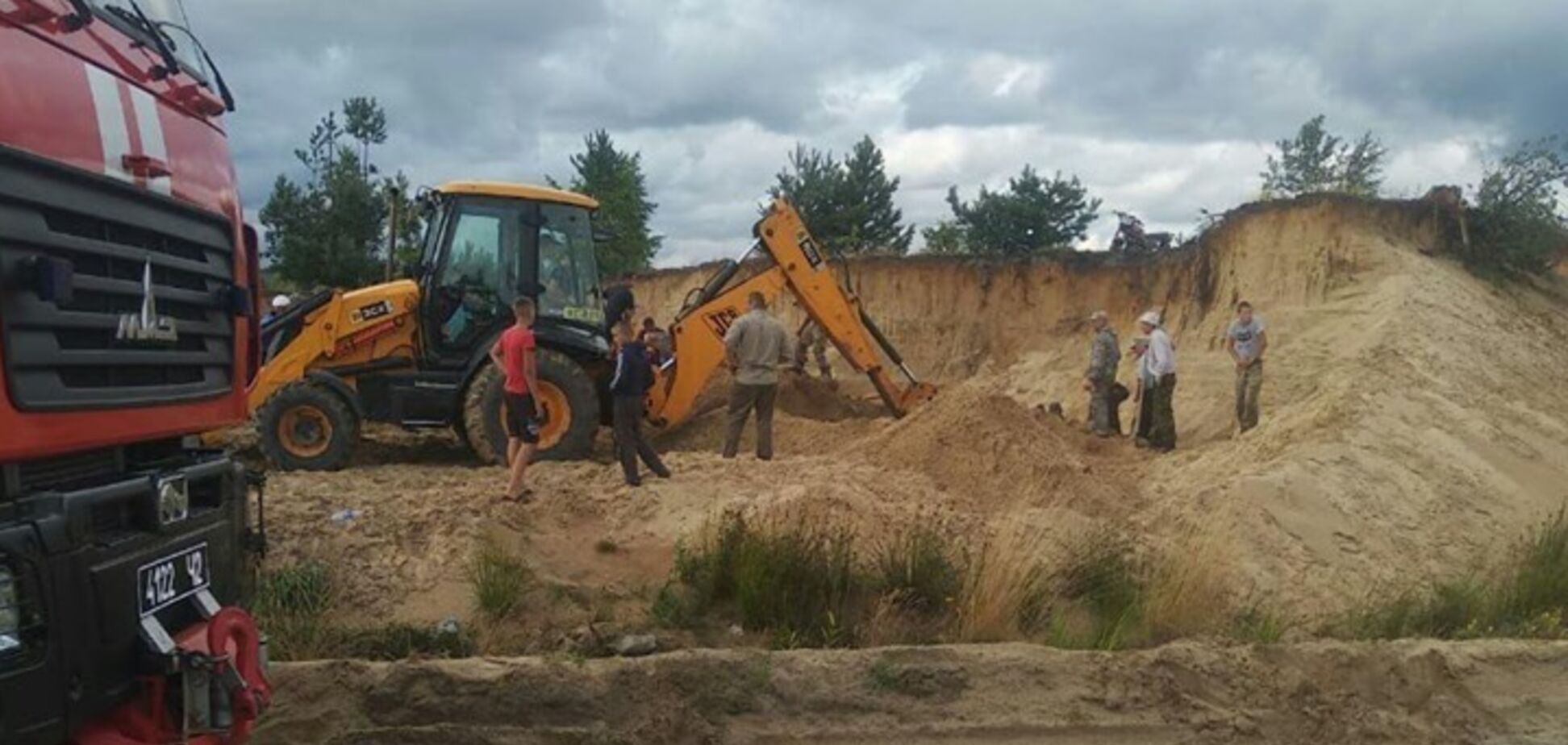 Искала сотня человек: на Ривненщине детей засыпало песком в карьере. Фото с места трагедии