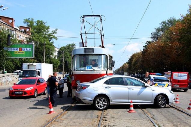 Рух заблоковано: в Дніпрі трамвай протаранив легковик. фото