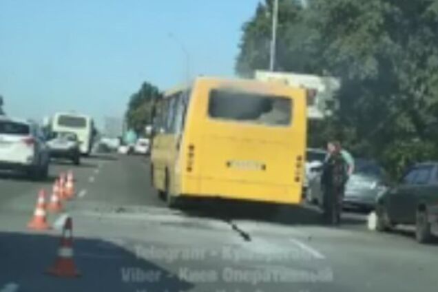 В Киеве на ходу загорелась маршрутка: видео пожара