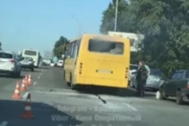 В Киеве на ходу загорелась маршрутка: видео пожара