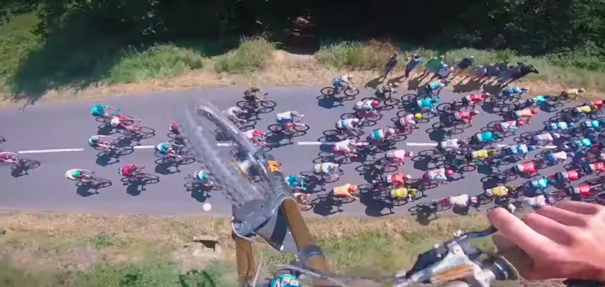 Велосипедист пролетів над учасниками 'Тур де Франс' – опубліковано відео