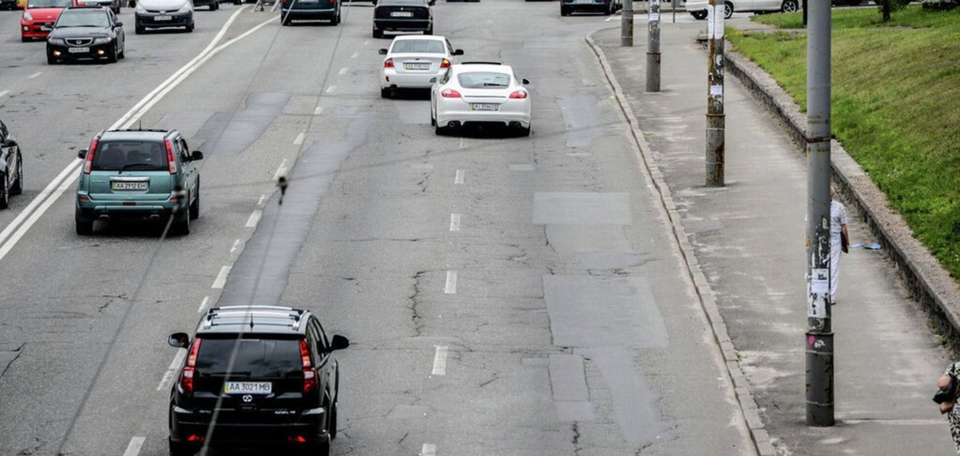 У Києві голий чоловік 'танцював' на дорозі. Відео 18+