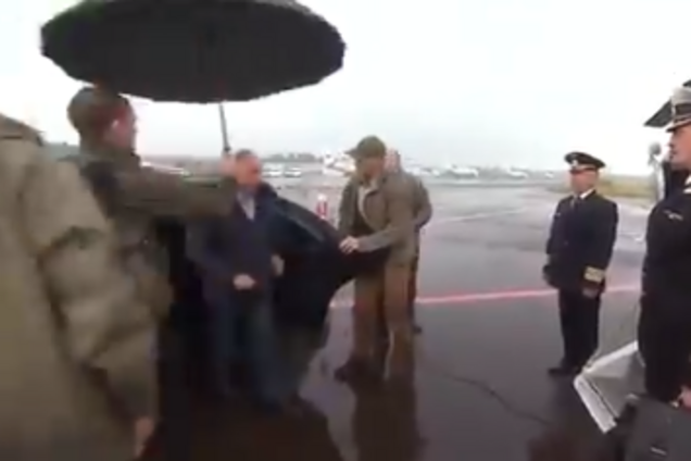 Путин выходит из кортежа