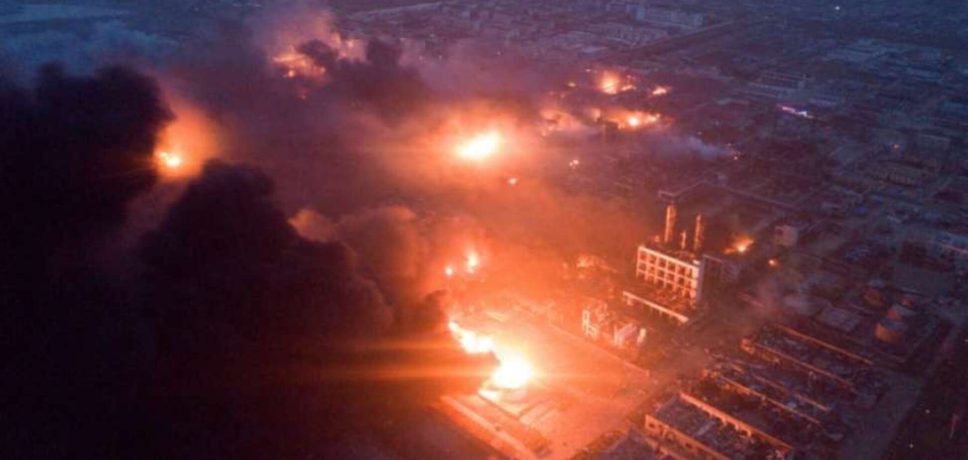 В Китае на заводе прогремел мощный взрыв: момент попал на видео