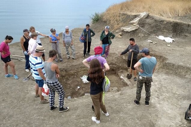 У Криму знайшли таємні поховання військових: фото з місця