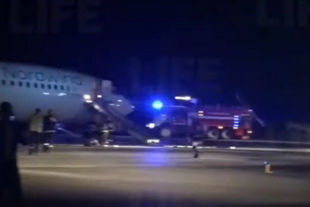 У Шереметьєво знову загорівся літак: у тисняві постраждали люди. Перші фото і відео