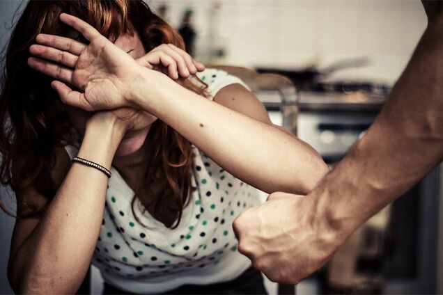 Насиловал, пока мать не видела! В Украине девочка родила от деда