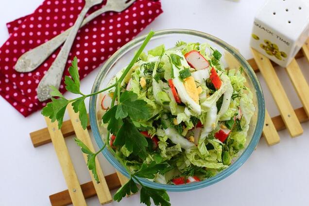 Дуже легкий і смачний рецепт салату з крабовими паличками і капустою