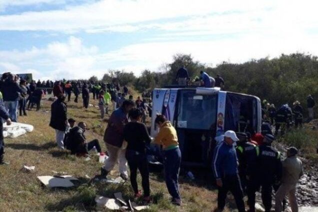 В Аргентине перевернулся автобус с туристами: погибли 13, ранены 40 человек