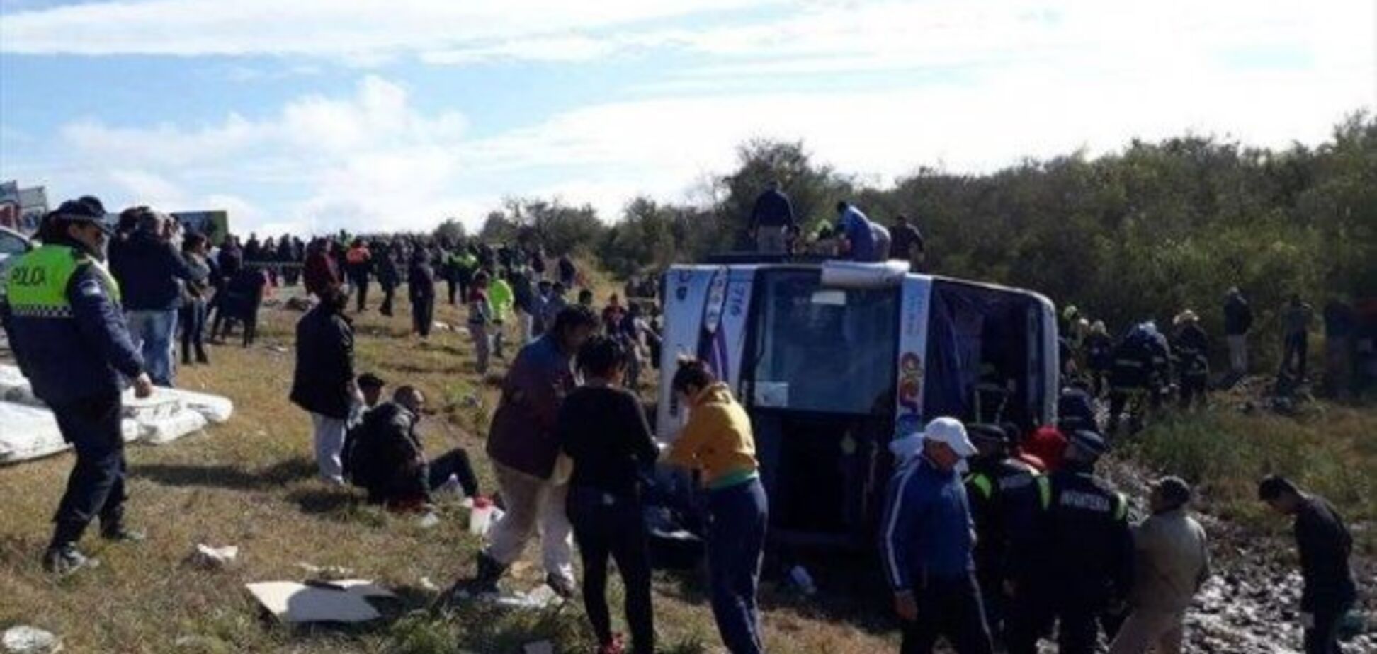 В Аргентине перевернулся автобус с туристами: погибли 13, ранены 40 человек