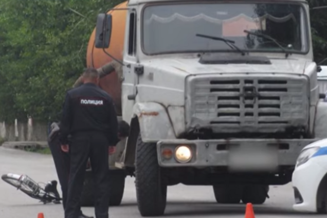 У Росії вантажівка двічі розчавила 8-річного велосипедиста: шокуюче відео 18+