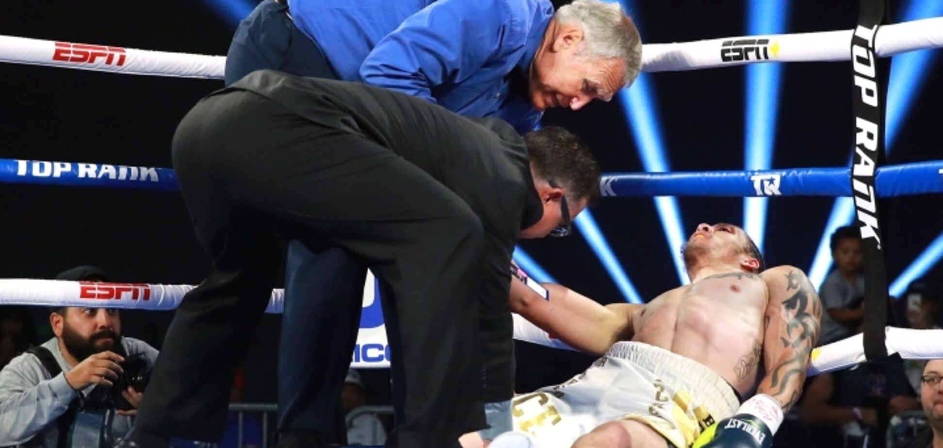 Боксер 'выстрелом из базуки' отправил соперника в кошмарный нокаут