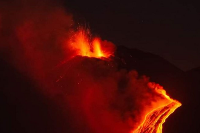 На популярному курорті прокинувся вулкан: всі подробиці, фото і відео