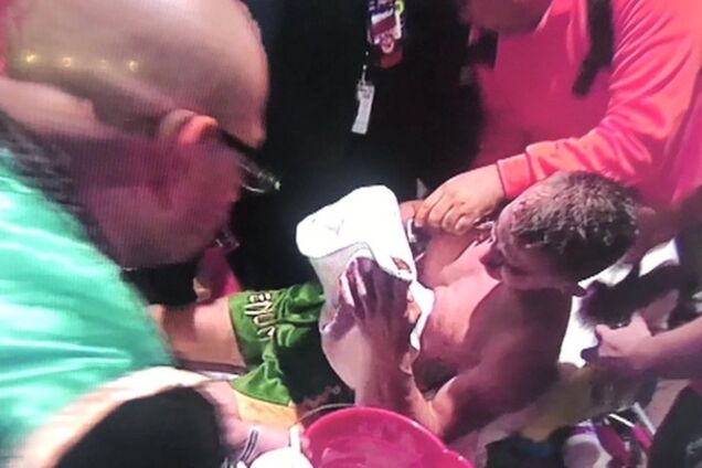 Непобедимого русского боксера прямо с ринга увезли в реанимацию: опубликовано видео