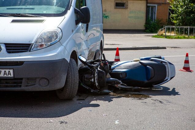 Водій мотоцикла потрапив до лікарні через зіткнення з Renault в Дніпрі. Фото з місця ДТП