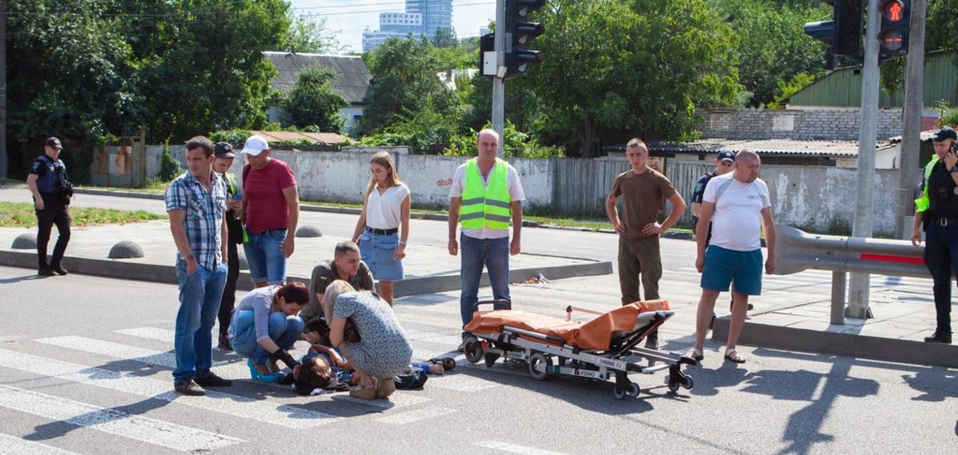 Їхав на 'жовтий': в Дніпрі Daewoo збив 11-річну дитину. Фото