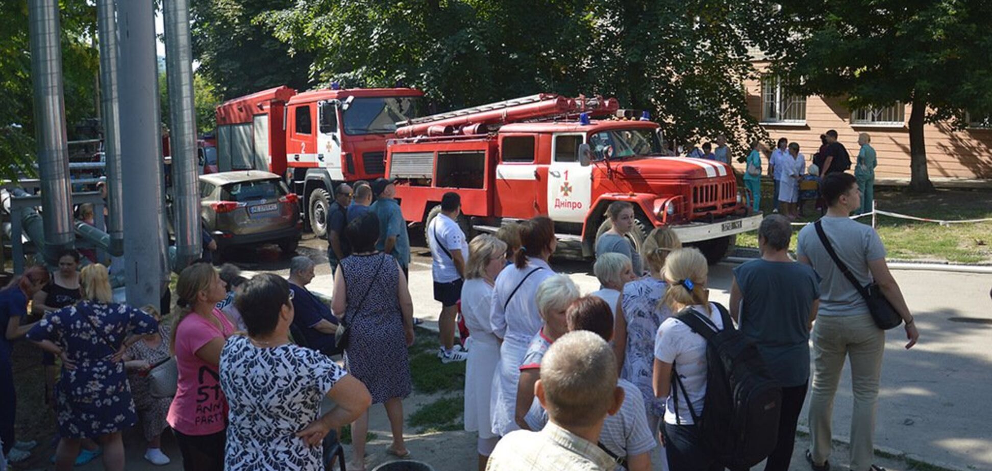 Через пожежу з лікарні в Дніпрі евакуйовано 81 людину. Фото і відео