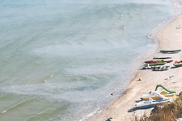 Пустующий пляж в Крыму
