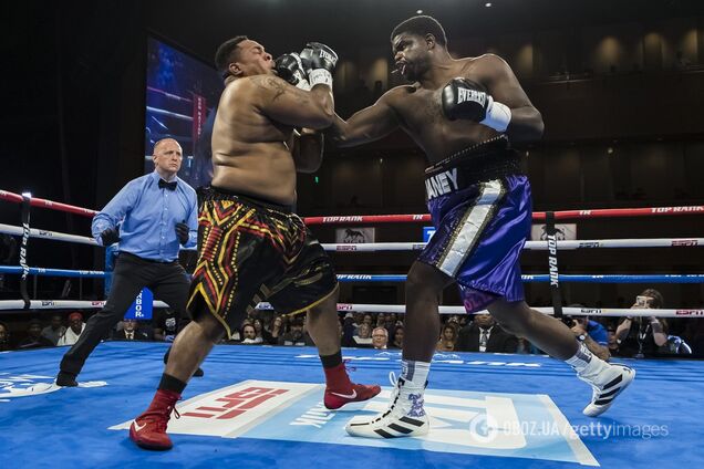 Нокдаун года: американский супертяж от удара вылетел с ринга - опубликовано видео