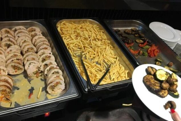 Ринг, хамон и селфи со звездой: стало известно, чем удивляют партии на выборах. Фоторепортаж