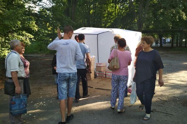 Пирожки по 5 копеек: возле избирательного участка в Днепре 'подкармливают' людей