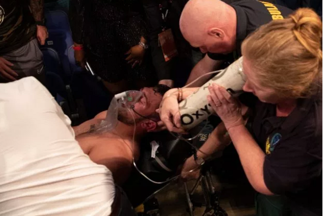 Известному супертяжу проломили череп во время боя в Лондоне