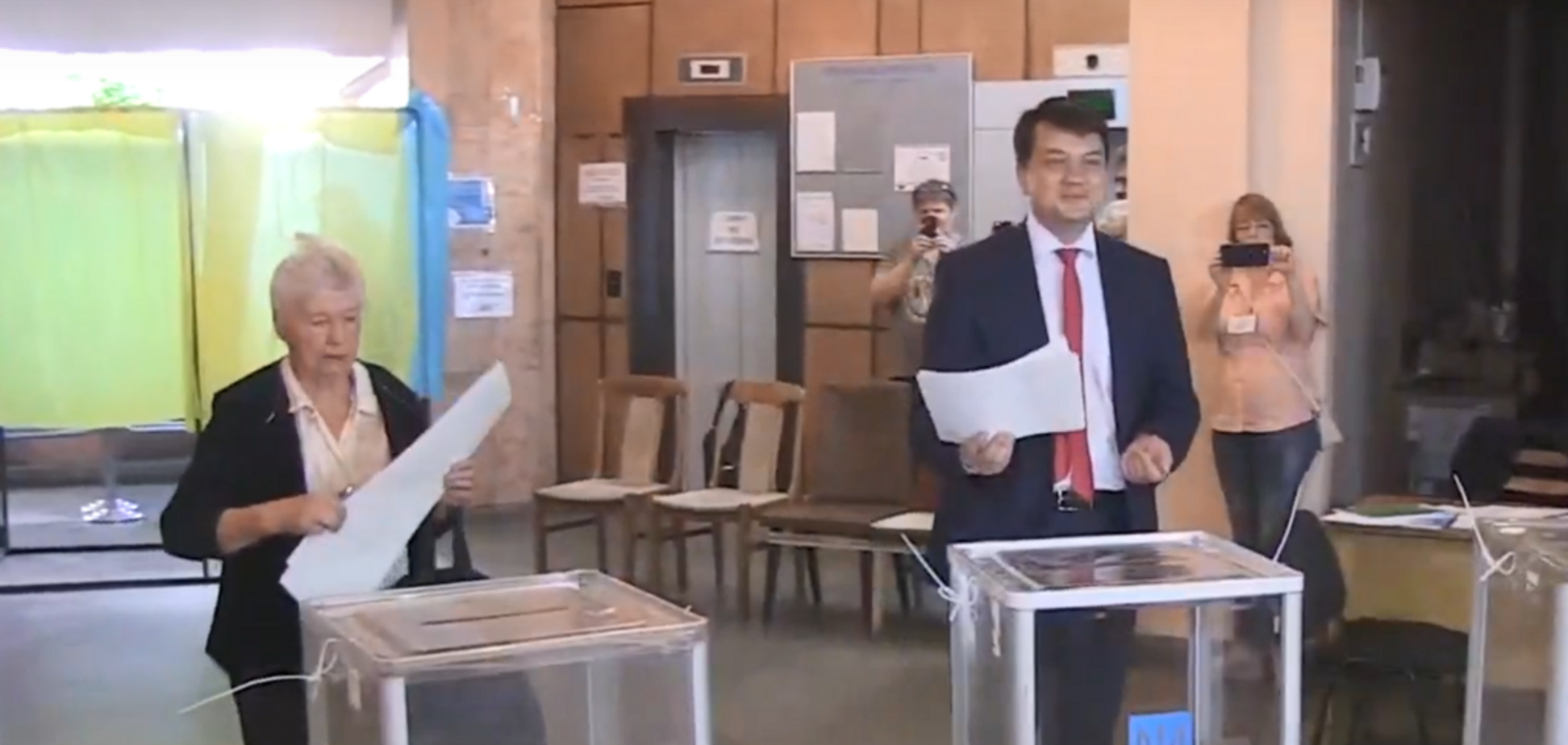 'Подыгрываете Путину!' Друг Зеленского угодил в скандал на избирательном участке. Видео