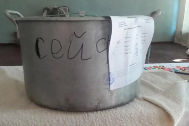 Кастрюля-сейф: на избирательном участке заметили чудо-девайс. Фотофакт