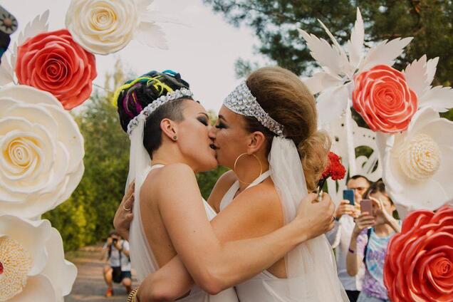 В Украине впервые сыграли однополый брак: фото пары
