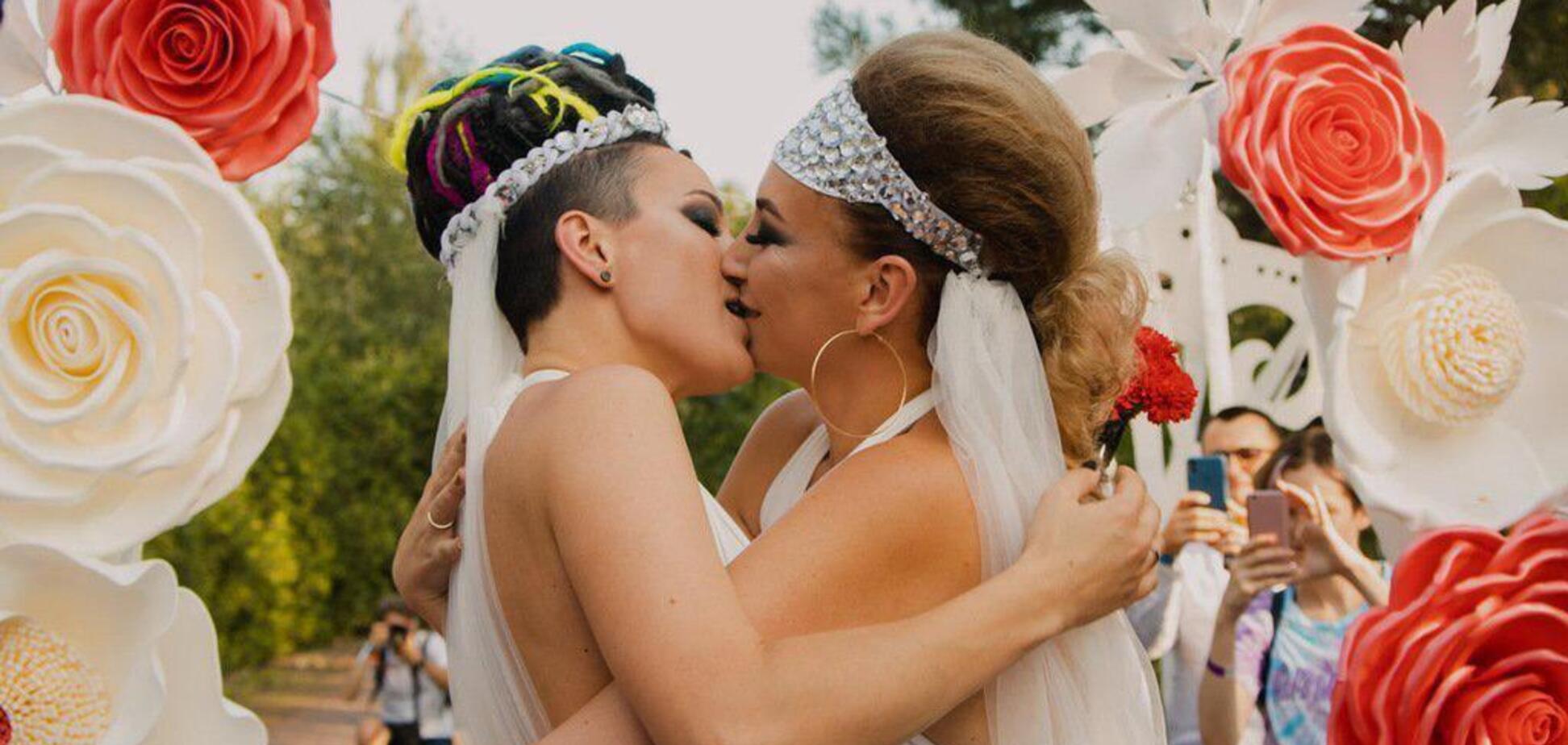 В Україні вперше зіграли одностатевий шлюб: фото пари