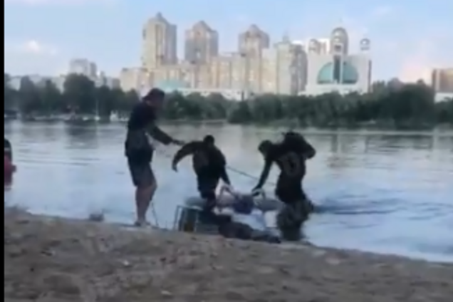 Полізла купатися п'яною: в Києві виловили 19-річну утоплену. Відео 18+