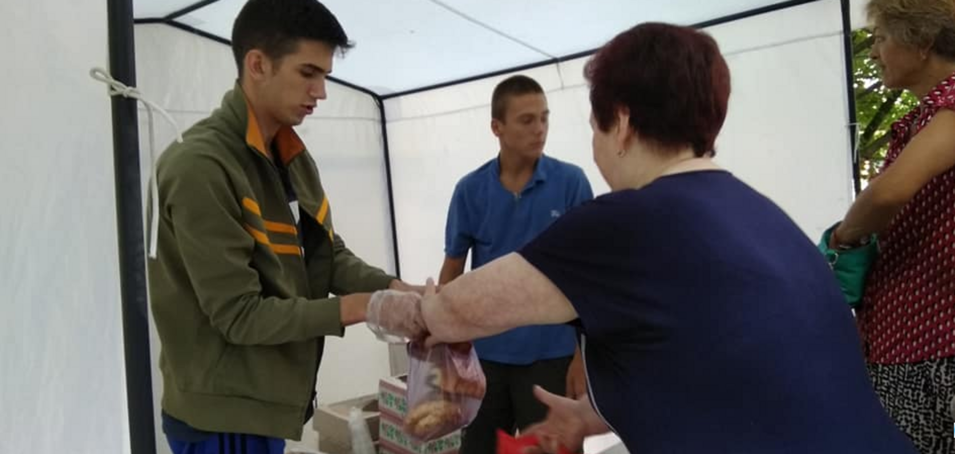 Пирожки по 5 копеек, вода - бесплатно: в Днепре устроили 'праздник выборов'