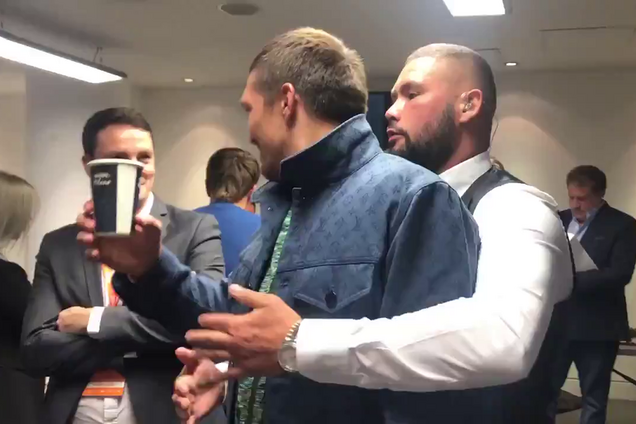 Подкрался сзади: Белью 'напал' на Усика в Лондоне — опубликовано видео