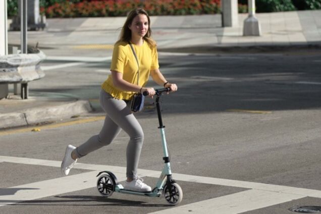 Швидко і безкоштовно: в Дніпрі через Новий міст можна перебратися на самокаті. Фото