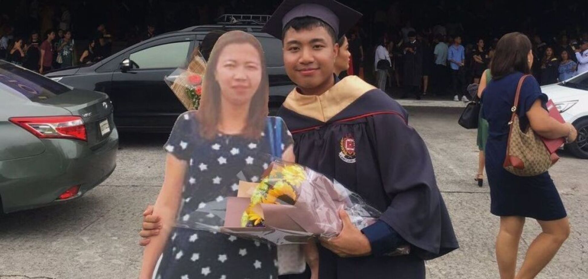 'Пришел на выпускной с картонной фигурой мамы': история филиппинца тронула сеть