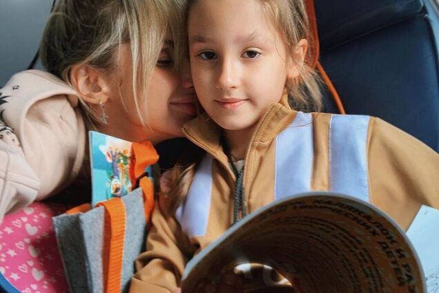 Лобода в непомітному купальнику викликала суперечки через фото з донькою