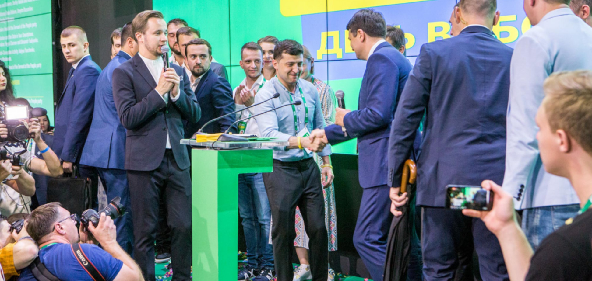 У Зеленского решились на досрочные местные выборы: Разумков не согласен