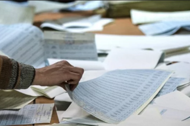 Справа за "фальстарт": виборчком у Сумах піймали на підписах протоколів до кінця виборів