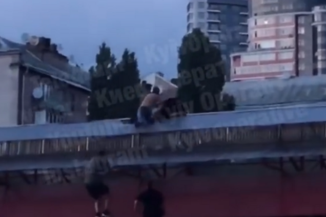 У Києві хуліган намагався скинути поліцейського з даху