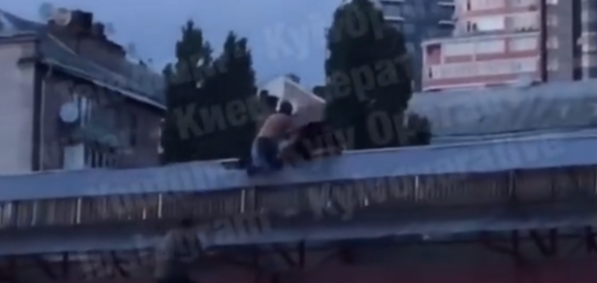 У Києві хуліган намагався скинути поліцейського з даху
