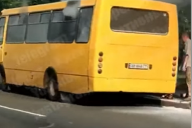 Третий раз за месяц: в Киеве посреди дороги загорелась маршрутка