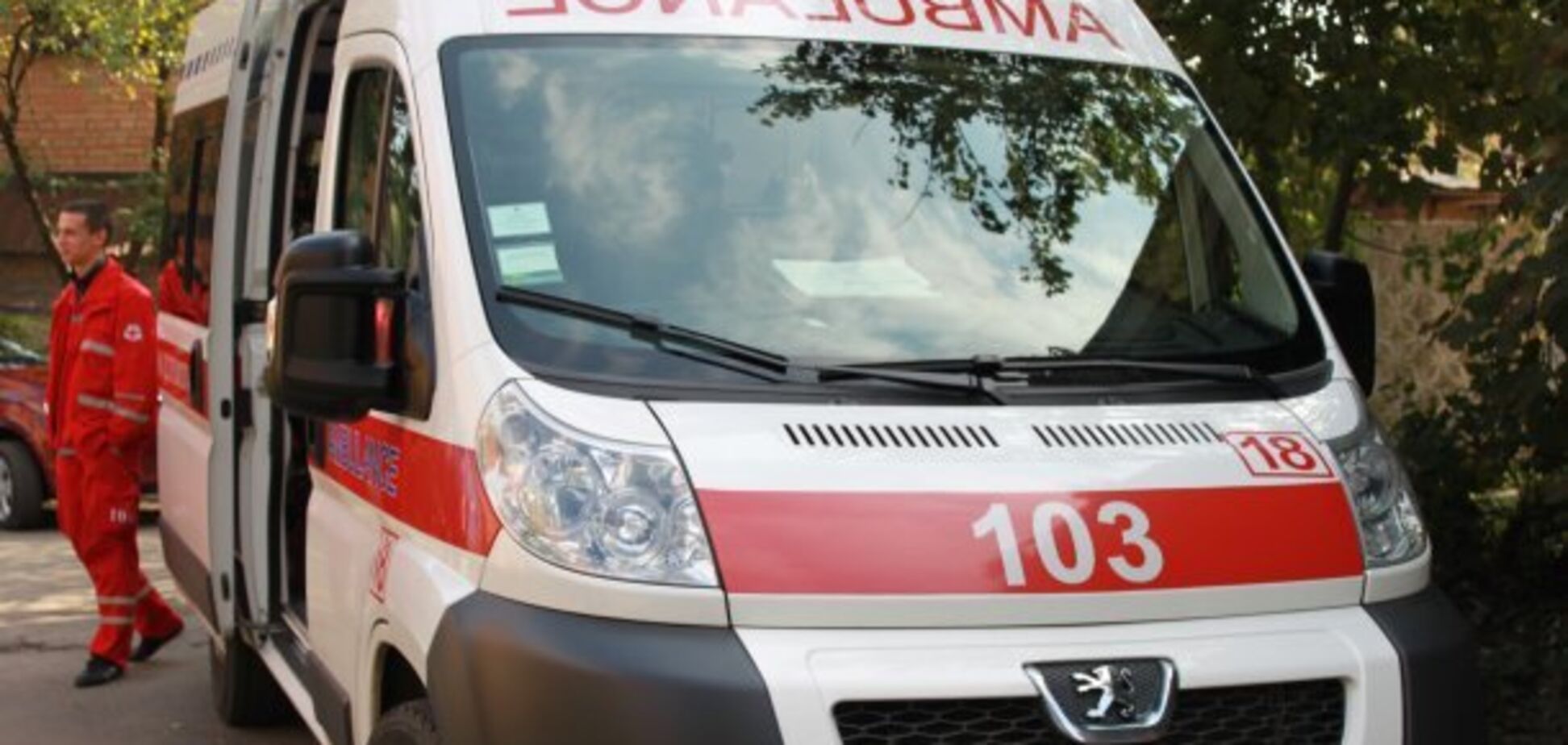 'П'яні в мотлох!' Під Києвом дівчата влаштували бійню з лікарями швидкої. Відео 18+