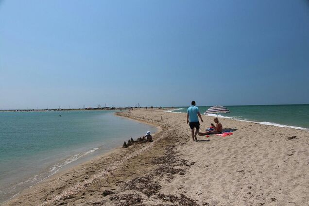 Арабатка, помахай Криму: в мережі показали справжні фото з пляжів півострова
