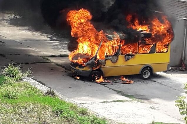 На Дніпропетровщині вибухнула маршрутка: фото та подробиці