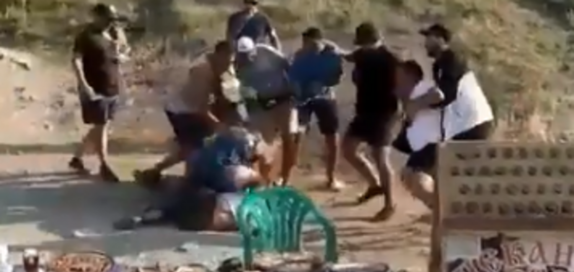 Відмовилися платити за фото: у Криму натовп жорстоко побив туристів. Відео 18+