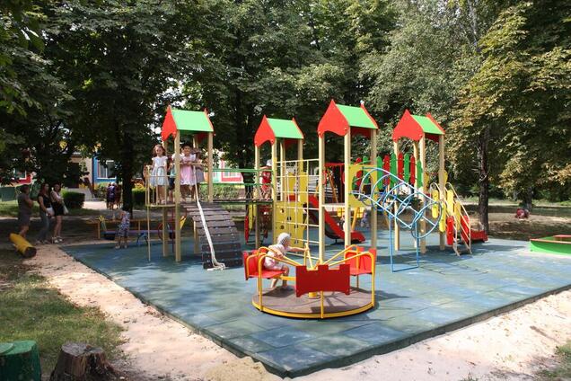 При поддержке Бориса Колесникова в Донецкой области устанавливаются 49 детских площадок