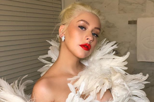 Крістіна Агілера впала під час концерту в Росії